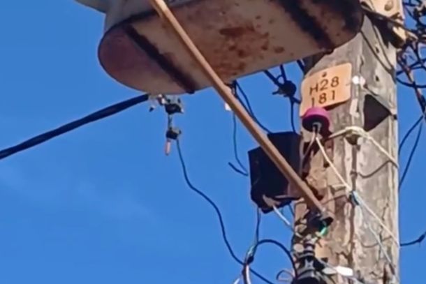 Moradora registra vazamento em transformador no distrito de S&iacute;tio do Conde