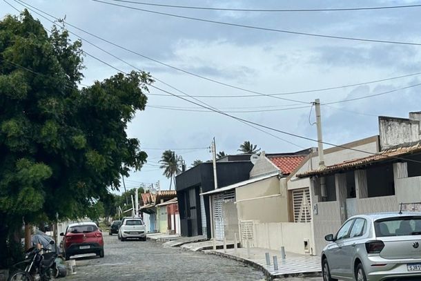Moradores relatam fios ca&iacute;dos e sucessivas quedas de energia em Conde