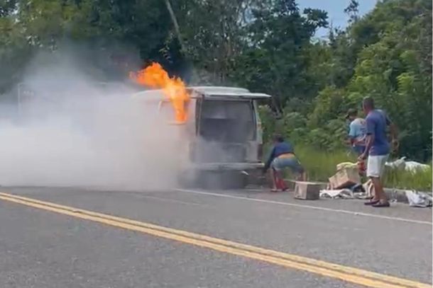 Kombi pega fogo pr&oacute;ximo &agrave; ponte do Cruma&iacute;, em Conde