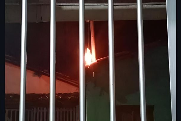 Fia&ccedil;&atilde;o pega fogo sobre resid&ecirc;ncia e preocupa moradores no S&iacute;tio do Conde
