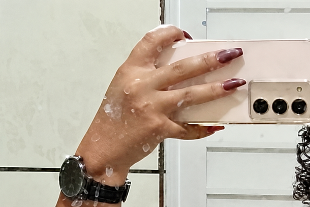 Moradora procura celular perdido durante os festejos de agosto no centro de Conde