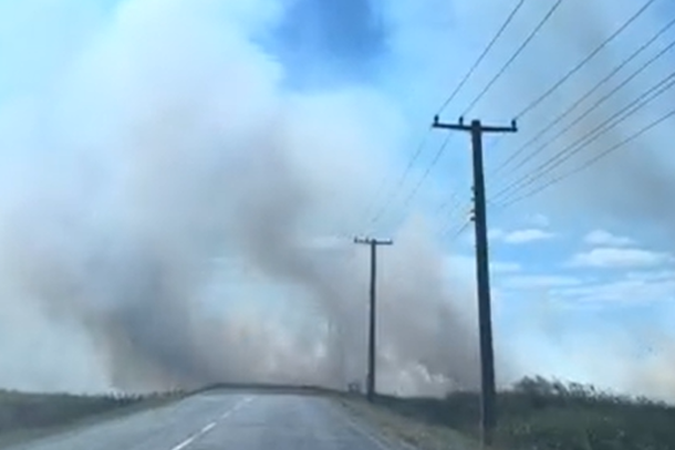  Inc&ecirc;ndio em vegeta&ccedil;&atilde;o se alastra e amplia riscos na via entre S&iacute;tio do Conde e Centro