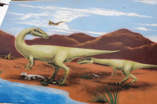 A pintura foi realizada pelo artista local Rodolfo inspirado na paleoarte do paleont&oacute;logo, Luciano Vidal.