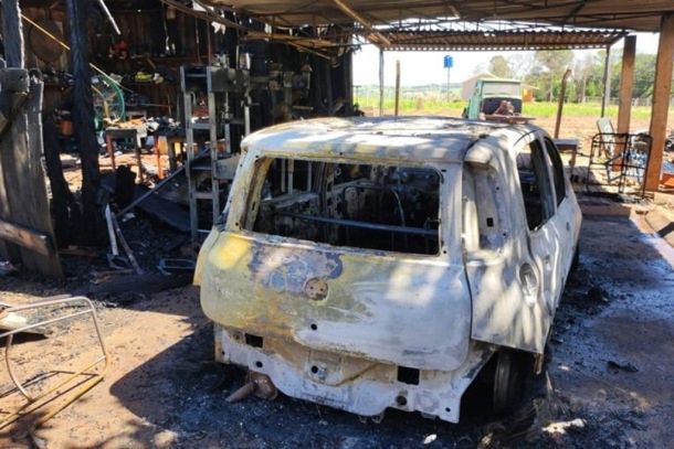 Os bombeiros conseguiram extinguir as chamas e, na sequ&ecirc;ncia, realizaram o rescaldo da estrutura