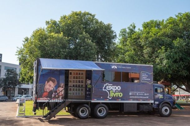 O caminh&atilde;o do Projeto Expo Livro fica na Pra&ccedil;a Miguel Rossafa at&eacute; nesta sexta-feira (30)