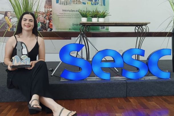 Foto de Maria Fernanda com a premia&ccedil;&atilde;o do concurso