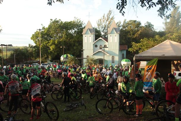 Ciclistas cruzam trilhas em meio &agrave; natureza durante o &ldquo;Pedalando com F&eacute;&rdquo;, que uniu esporte e solidariedade.