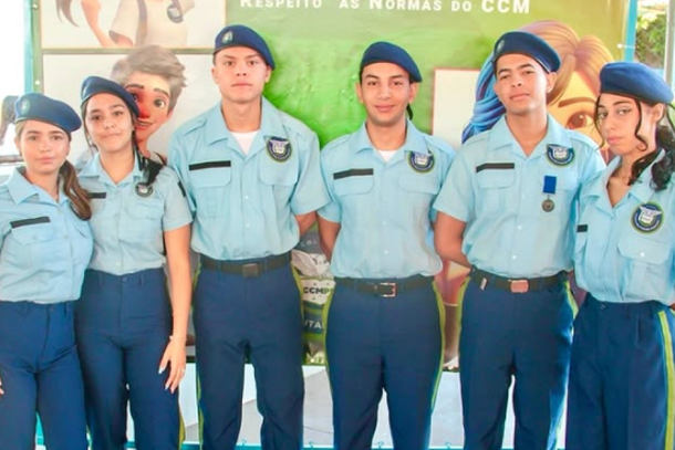 Prefeito Armandinho e autoridades entregam medalhas a alunos destaque da C&iacute;vico-Militar de Cruzeiro do Oeste.