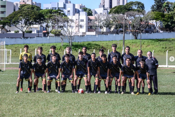Time sub-16 de Cruzeiro do Oeste mostrou talento e supera&ccedil;&atilde;o no Paran&aacute; Bom de Bola 2025.