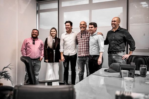 Prefeito Armandinho durante encontro com o Secret&aacute;rio de Cidades, Guto Silva, e Augusto Cury em Curitiba.