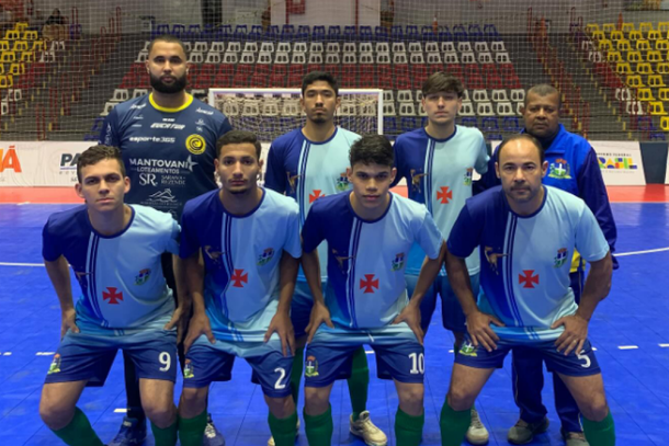 Equipe masculina de Cruzeiro do Oeste celebra gol no empate de s&aacute;bado contra Quer&ecirc;ncia do Norte, nos Jogos Abertos do Paran&aacute; 2025.