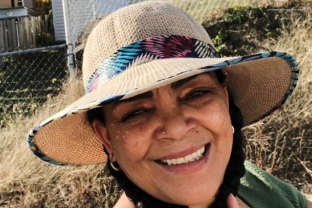 Em Boston, Elena relembra com emo&ccedil;&atilde;o os dias de Finados com sua fam&iacute;lia no interior do Paran&aacute;: f&eacute;, fruta e afeto no emborn&aacute; do pai.