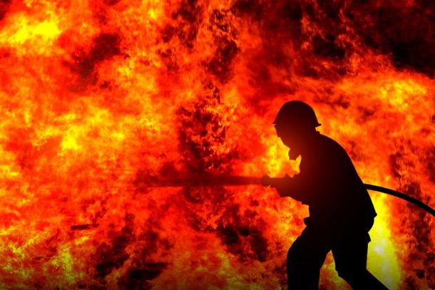 Caminh&atilde;o pipa da Prefeitura de Mariluz atua no combate ao inc&ecirc;ndio na Avenida Bar&atilde;o do Rio Branco.