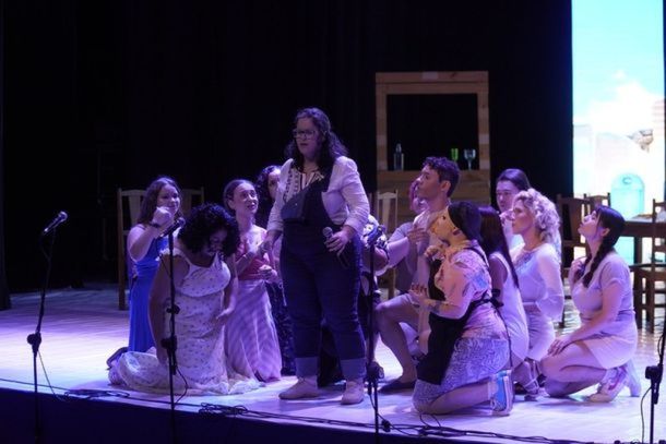 Com figurinos vibrantes e trilha nost&aacute;lgica, o musical &lsquo;Mamma Mia&rsquo; promete emocionar Umuarama neste s&aacute;bado.