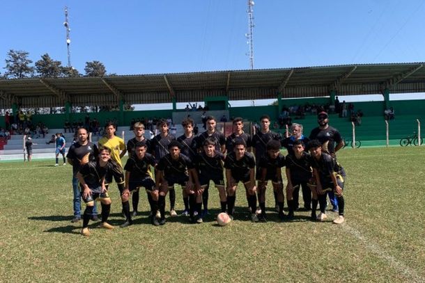 Jovens atletas de Cruzeiro do Oeste comemoram a vit&oacute;ria e seguem firmes na Copa Amenorte 2025.