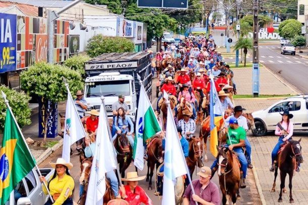 Eventos do g&ecirc;nero, como a cavalgada solid&aacute;ria s&atilde;o tradicionais na cidade ( Portal da Cidade de Douradina) 