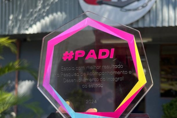 Equipe do Col&eacute;gio Tamandar&eacute; celebra o pr&ecirc;mio de melhor resultado do Integral no Paran&aacute;.