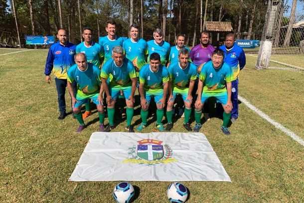 Equipe 50+ de Cruzeiro do Oeste celebra a quarta coloca&ccedil;&atilde;o no Bom de Bola 2025 em Apucarana.