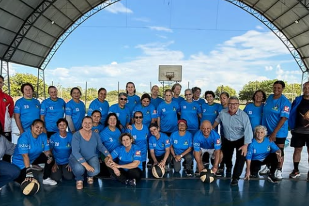 Idosos de Cruzeiro do Oeste recebem camisetas para os Jogos da Integra&ccedil;&atilde;o do Idoso em Guaratuba.