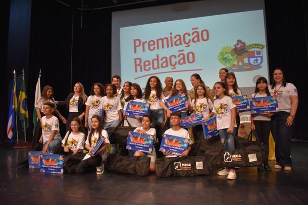 Alunos da rede municipal celebram a formatura do PROERD no Centro Cultural Vera Schubert
