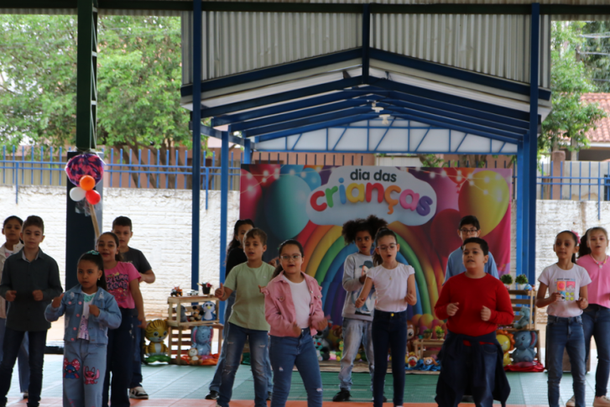 Alunos da Escola Municipal N&iacute;sia Floresta brilharam em apresenta&ccedil;&otilde;es que encantaram pais e familiares na manh&atilde; de ter&ccedil;a-feira (8).