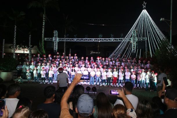 Cruzeiro do Oeste d&aacute; in&iacute;cio ao &ldquo;Natal em Fam&iacute;lia&rdquo; com espet&aacute;culos, m&uacute;sica e a magia do Papai Noel.