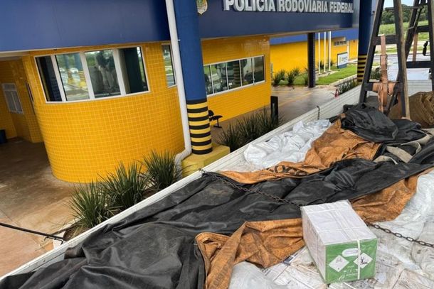Agrot&oacute;xicos sem registro foram encontrados no compartimento de carga de caminh&atilde;o abordado pela PRF na BR-487.