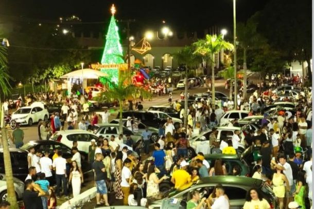 P&uacute;blico lotou o espa&ccedil;o da Feira do Produtor para celebrar a chegada de 2026 em Cruzeiro do Oeste.