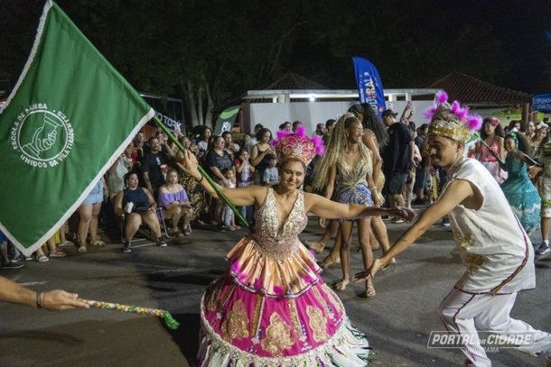 Bateria, fantasias e emo&ccedil;&atilde;o marcaram a apresenta&ccedil;&atilde;o da Unidos da Vila Tiradentes, que homenageou seu fundador e levou o p&uacute;blico ao del&iacute;rio no Lago Aratimb&oacute;.