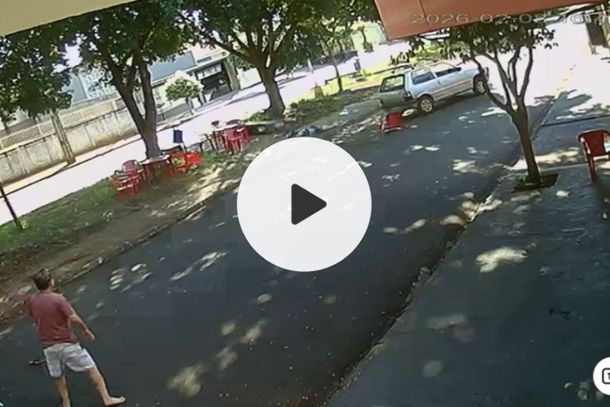 C&acirc;meras registraram o momento do atropelamento na Av. Goi&aacute;s  Imagens devem auxiliar na investiga&ccedil;&atilde;o do caso. Motorista apresentou &aacute;lcool no teste do baf&ocirc;metro, segundo a PM. Caso segue em apura&ccedil;&atilde;o.