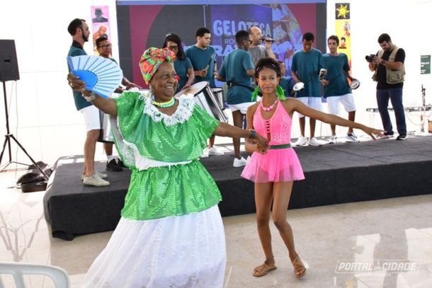 Integrantes da Vila Tiradentes se re&uacute;nem para o primeiro ensaio do ano, mantendo viva a tradi&ccedil;&atilde;o do samba em Umuarama.
