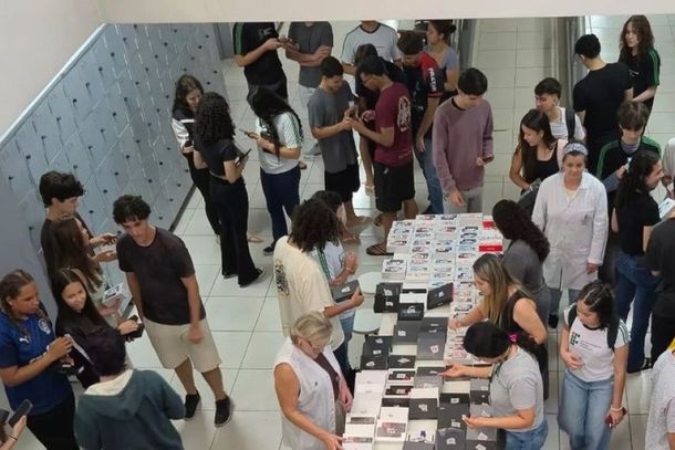 Tecnologia que transforma: estudantes e servidores do IFPR de Umuarama recebem celulares para fortalecer a inclus&atilde;o digital.