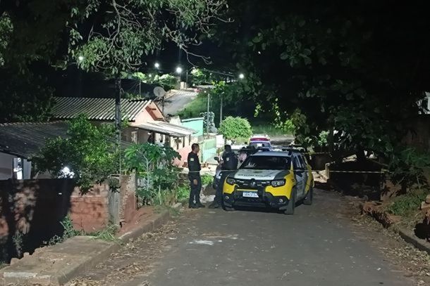 Resid&ecirc;ncia onde crime ocorreu em Ipor&atilde; mobilizou equipes policiais; suspeito segue foragido ap&oacute;s feminic&iacute;dio.