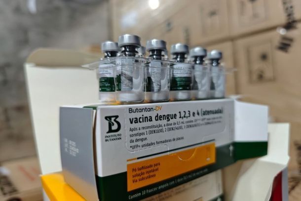 Profissionais da sa&uacute;de do Paran&aacute; s&atilde;o convocados para vacina&ccedil;&atilde;o contra a dengue; doses j&aacute; foram distribu&iacute;das &agrave;s regionais de sa&uacute;de.