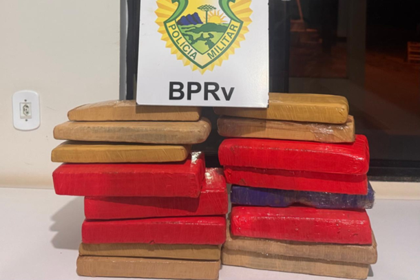 A&ccedil;&atilde;o r&aacute;pida da ROTAM! Mais de 15 kg de maconha s&atilde;o apreendidos na PR-323 e jovem de 20 anos &eacute; preso durante abordagem.
