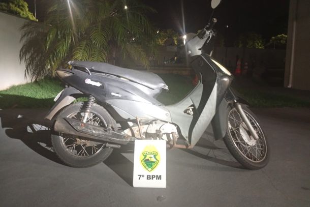 Moto com d&eacute;bitos desde 2009 foi apreendida ap&oacute;s abordagem de adolescentes sem capacete em Cruzeiro do Oeste.