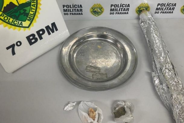 Pol&iacute;cia Militar apreende crack, maconha e materiais ligados ao tr&aacute;fico ap&oacute;s den&uacute;ncia em Cruzeiro do Oeste.