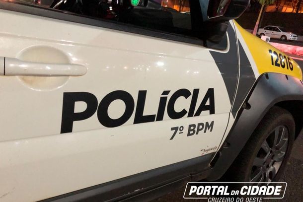 Suspeito de furto foi imobilizado pelo morador e preso pela PM durante a madrugada em Cruzeiro do Oeste.