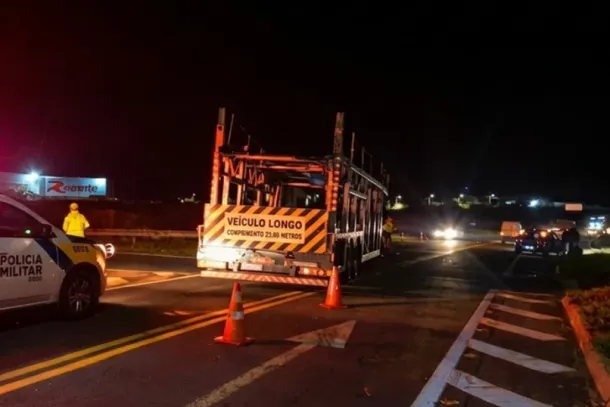 Colis&atilde;o entre caminh&atilde;o e carro foi registrada no trevo de acesso a Cruzeiro do Oeste, na PR-323.