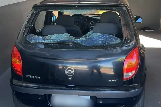 Ve&iacute;culo ficou com o para-brisa traseiro destru&iacute;do; Pol&iacute;cia Civil investiga poss&iacute;vel disparo de arma de fogo em Icara&iacute;ma.