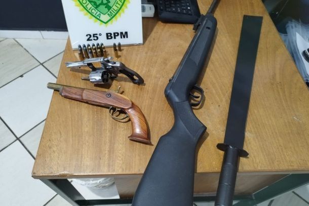 Pol&iacute;cia Militar apreendeu armas, muni&ccedil;&otilde;es e uma espada ap&oacute;s homem atirar contra familiares em ch&aacute;cara de Umuarama.