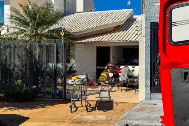 Homem de 52 anos ficou ferido ap&oacute;s cair de uma escada enquanto verificava o disparo do alarme de uma resid&ecirc;ncia no Jardim Flor&ecirc;ncia, em Umuarama. Bombeiros e Siate prestaram atendimento no local.
