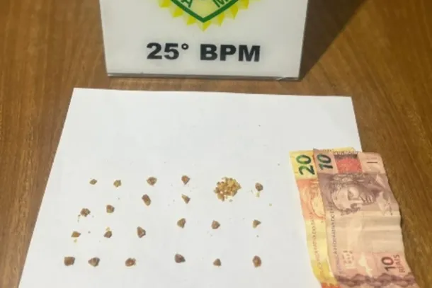 Homem de 50 anos foi preso pela ROCAM com por&ccedil;&otilde;es de crack e dinheiro durante abordagem na Zona I de Umuarama.