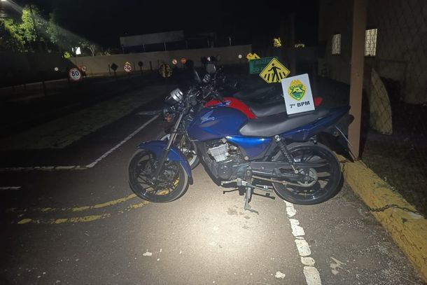 Moto foi recolhida pela Pol&iacute;cia Militar ap&oacute;s jovem de 18 anos ser novamente flagrado dirigindo sem CNH em Cruzeiro do Oeste.