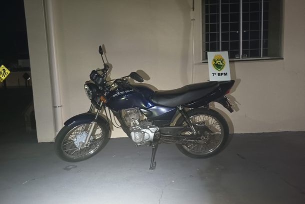 Motocicleta com escapamento irregular foi apreendida pela PM ap&oacute;s adolescente de 17 anos ser flagrado pilotando sem habilita&ccedil;&atilde;o em Cruzeiro do Oeste.