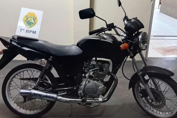 Motocicleta com irregularidades foi recolhida ao p&aacute;tio do 7&ordm; BPM ap&oacute;s abordagem policial em Cruzeiro do Oeste.
