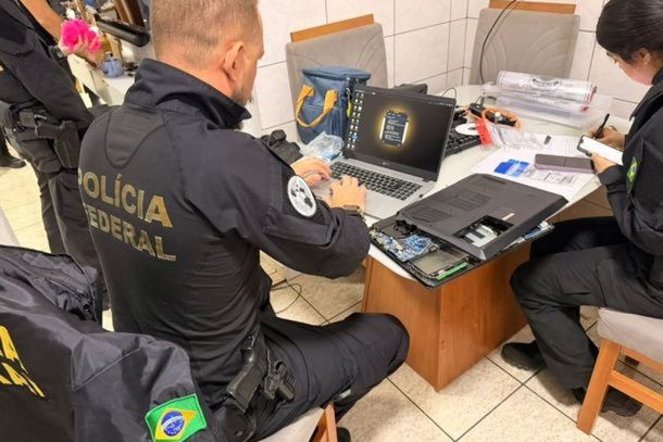 Opera&ccedil;&atilde;o da Pol&iacute;cia Federal em Umuarama apura armazenamento de imagens de abuso sexual infantojuvenil.