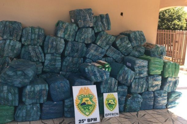 Caminh&atilde;o apreendido durante opera&ccedil;&atilde;o integrada na PR-082 que resultou na pris&atilde;o de suspeito e na retirada de 1,5 tonelada de maconha de circula&ccedil;&atilde;o.