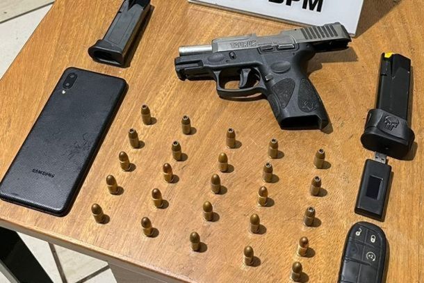 Pol&iacute;cia Militar apreendeu arma, muni&ccedil;&otilde;es, aparelho jammer e um ve&iacute;culo com suspeita de clonagem durante opera&ccedil;&atilde;o em Umuarama.