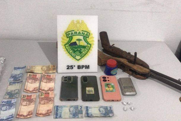 Crack, armas artesanais, celulares e dinheiro foram apreendidos durante opera&ccedil;&atilde;o da PM em Icara&iacute;ma.